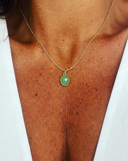 Collier tendance pierre verte symbole croix plaqué or - Atelier Bijoux Madame Vedette